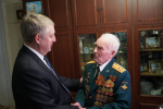 Брянский губернатор вручил медаль «80 лет Победы» ветерану Николаю Редикульцеву